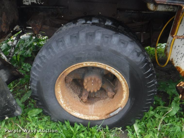 image for item DA8183 1985 Ford F800 crane truck