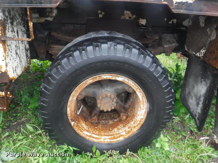 image for item DA8183 1985 Ford F800 crane truck