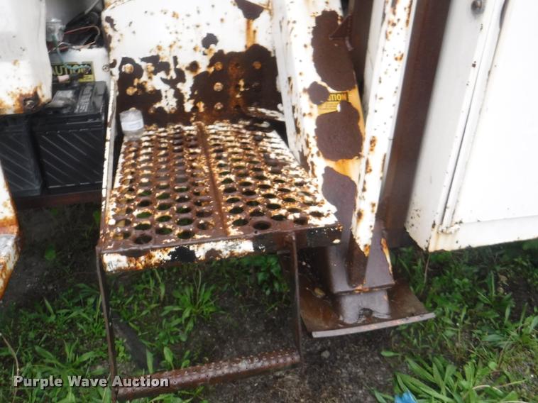 image for item DA8183 1985 Ford F800 crane truck