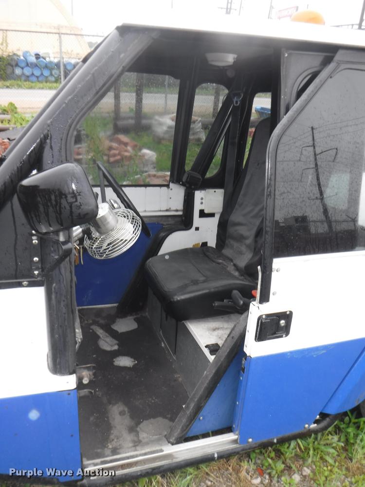 image for item DA8184 1999 WIL BT-57 utility vehicle