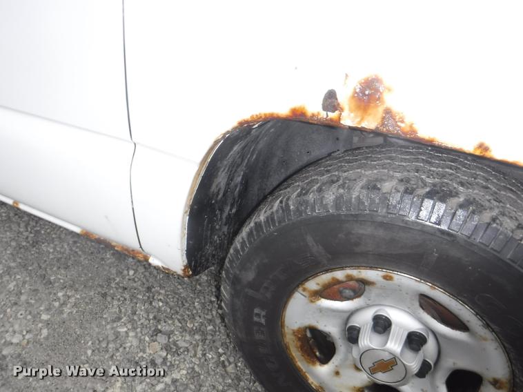 image for item DA8191 2001 Chevrolet Silverado 1500 pickup truck