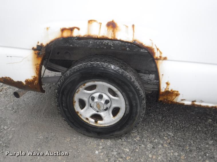 image for item DA8191 2001 Chevrolet Silverado 1500 pickup truck