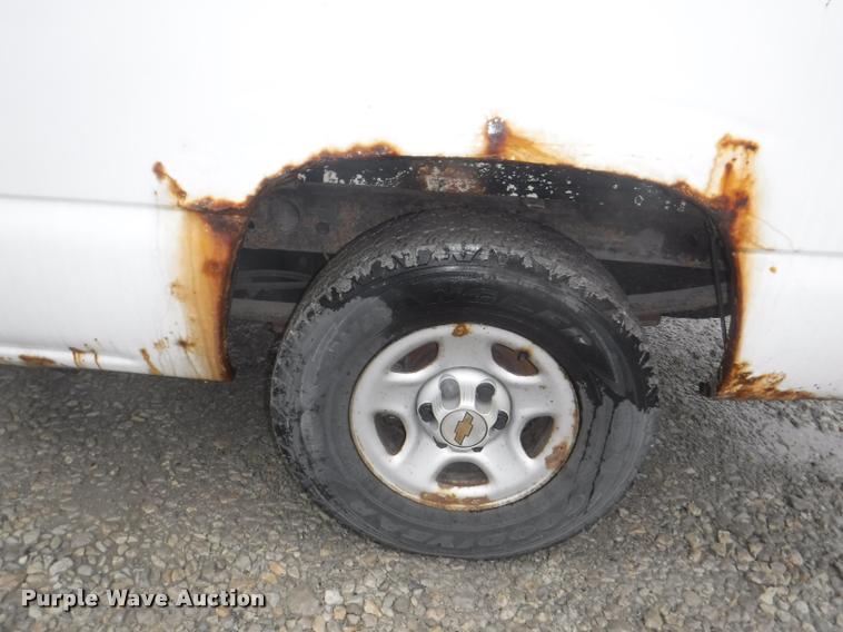 image for item DA8191 2001 Chevrolet Silverado 1500 pickup truck