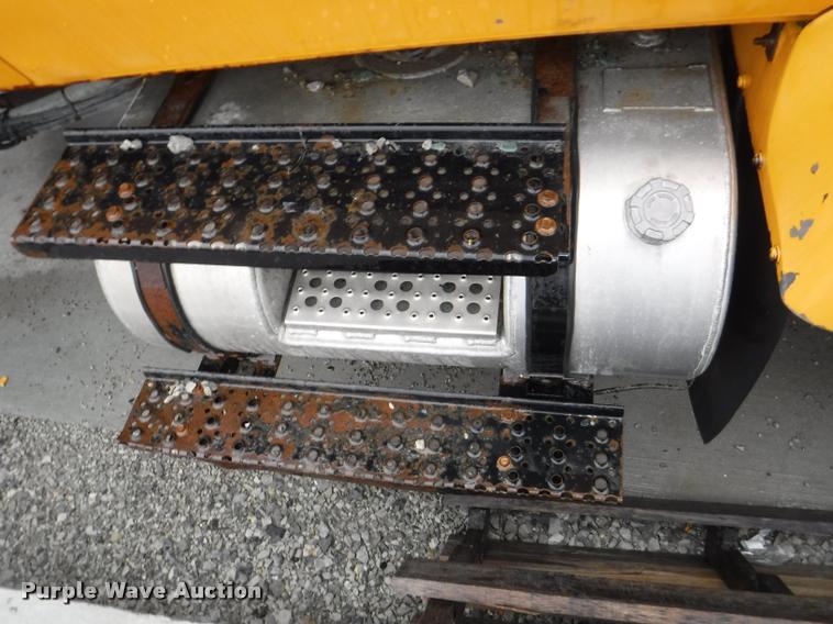 image for item DA8192 2005 International 7400 dump truck