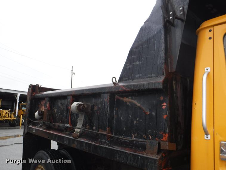 image for item DA8200 1997 International 4900 dump truck