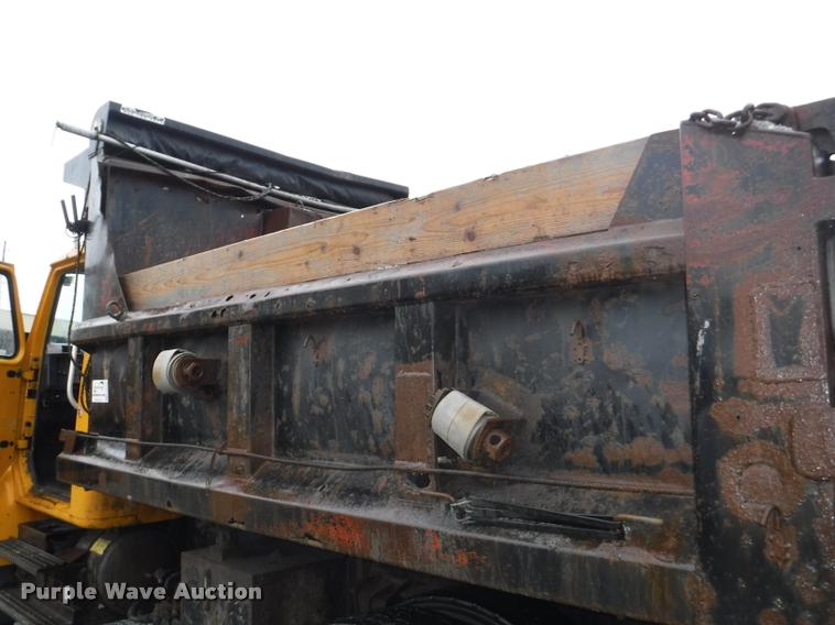 image for item DA8200 1997 International 4900 dump truck