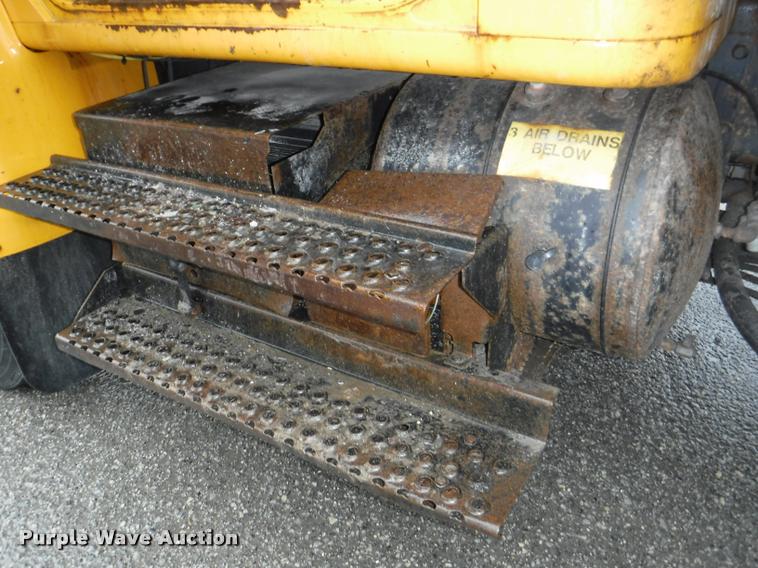 image for item DA8200 1997 International 4900 dump truck