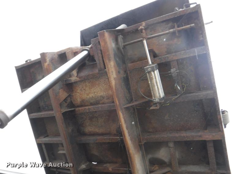 image for item DA8200 1997 International 4900 dump truck