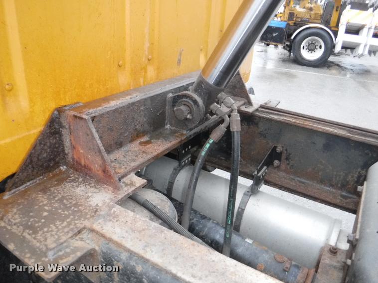 image for item DA8200 1997 International 4900 dump truck