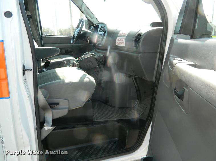 image for item DA9733 2005 Ford E450 ambulance