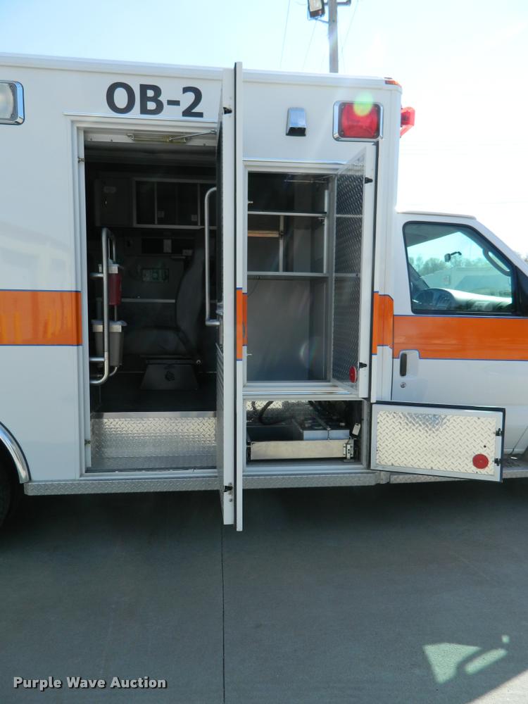 image for item DA9733 2005 Ford E450 ambulance