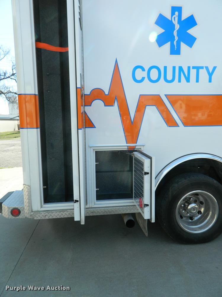image for item DA9733 2005 Ford E450 ambulance