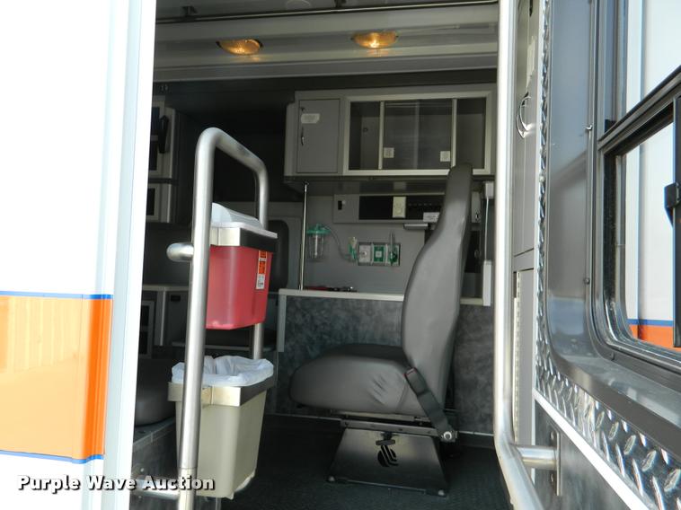 image for item DA9733 2005 Ford E450 ambulance
