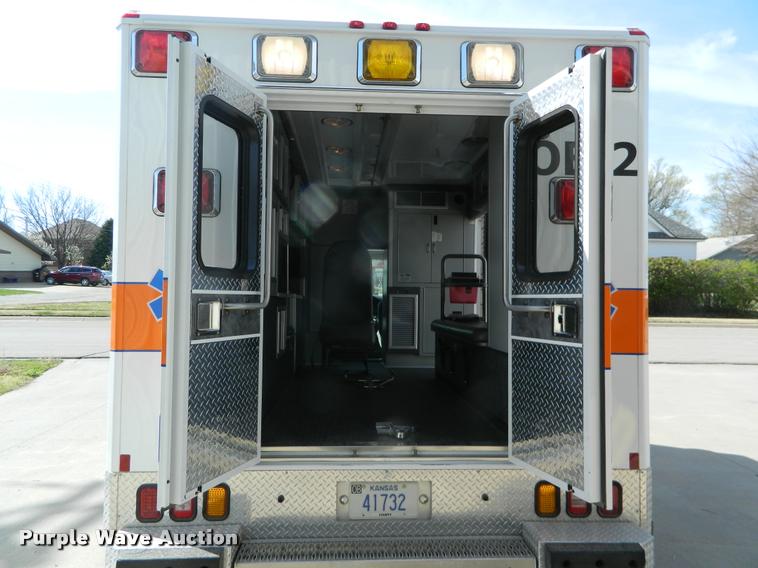 image for item DA9733 2005 Ford E450 ambulance