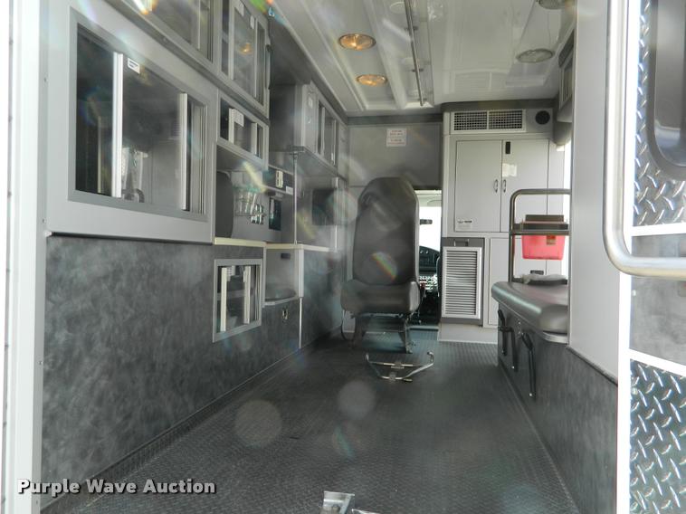 image for item DA9733 2005 Ford E450 ambulance