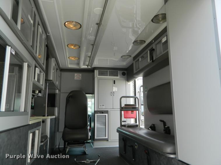 image for item DA9733 2005 Ford E450 ambulance