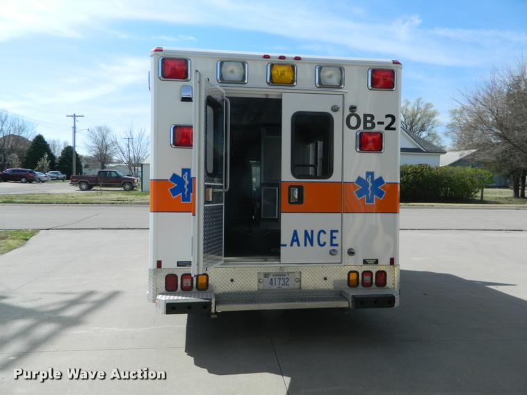 image for item DA9733 2005 Ford E450 ambulance