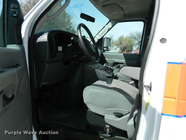 image for item DA9733 2005 Ford E450 ambulance