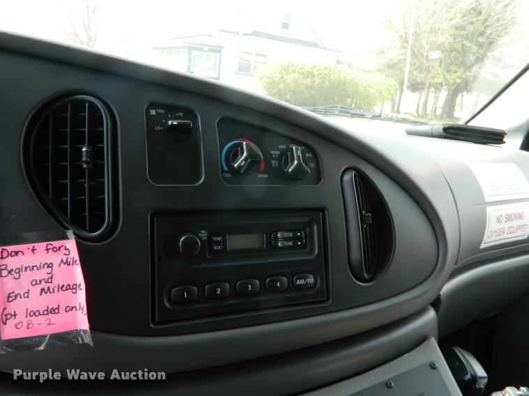 image for item DA9733 2005 Ford E450 ambulance