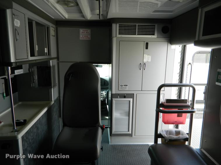 image for item DA9733 2005 Ford E450 ambulance