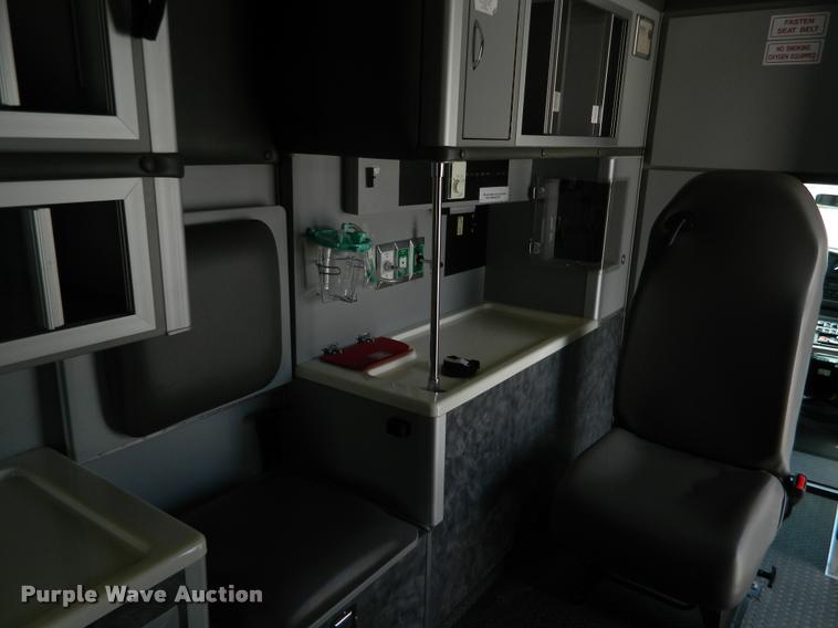 image for item DA9733 2005 Ford E450 ambulance