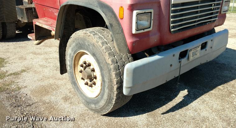 image for item DB0956 1992 Ford LT8000 dump truck
