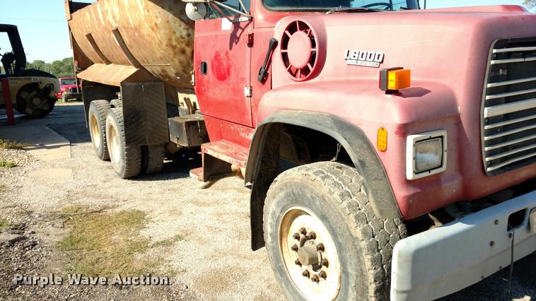 image for item DB0956 1992 Ford LT8000 dump truck