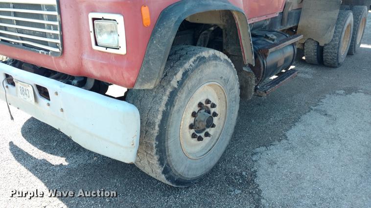 image for item DB0956 1992 Ford LT8000 dump truck