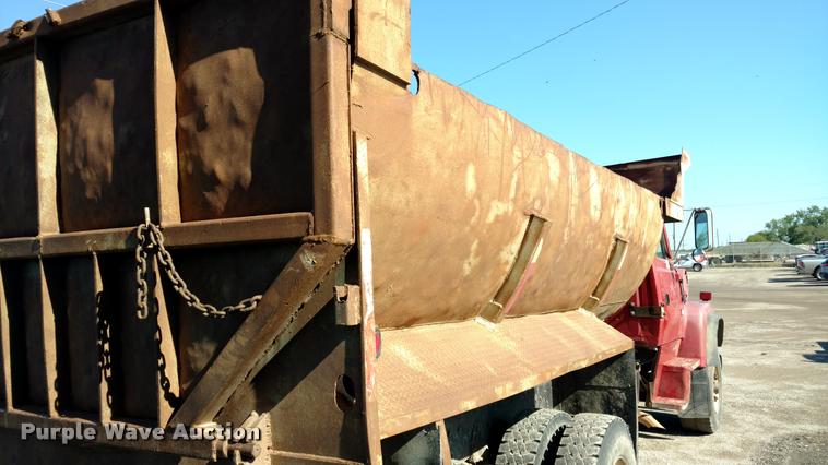 image for item DB0956 1992 Ford LT8000 dump truck