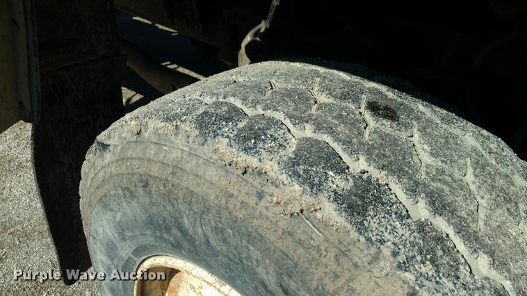 image for item DB0956 1992 Ford LT8000 dump truck