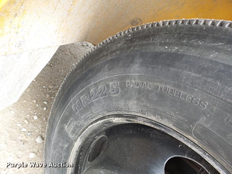 image for item DB1320 2002 Freightliner FS65 school bus