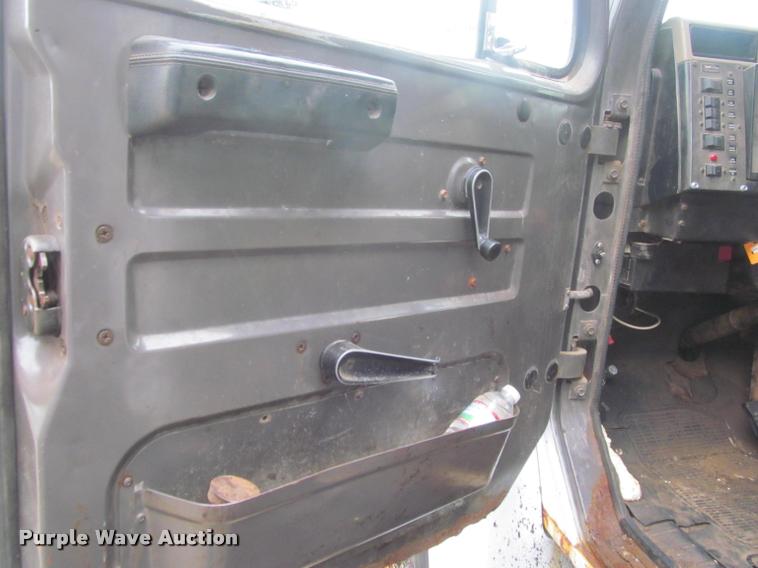 image for item DG9464 1993 International 4900 dump truck