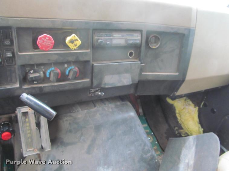 image for item DG9464 1993 International 4900 dump truck