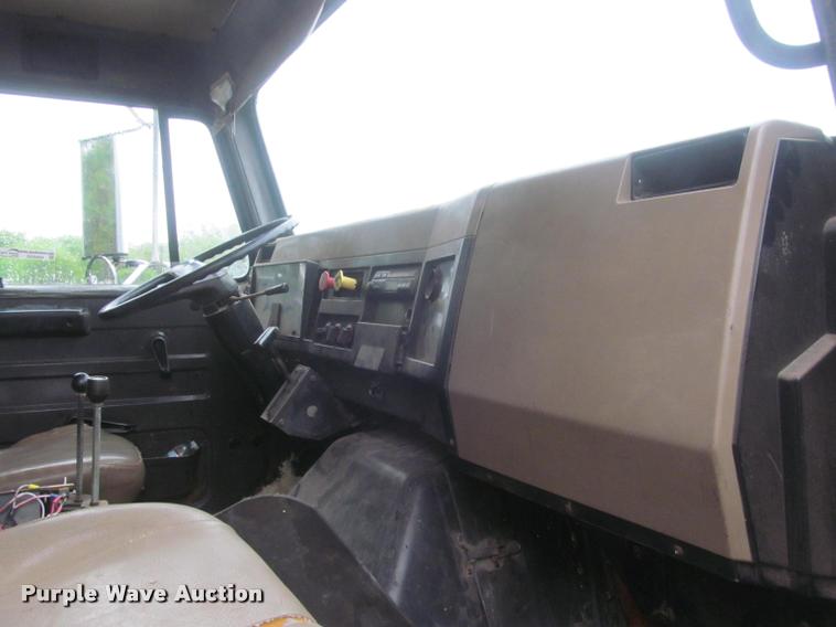 image for item DG9464 1993 International 4900 dump truck