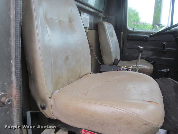 image for item DG9464 1993 International 4900 dump truck