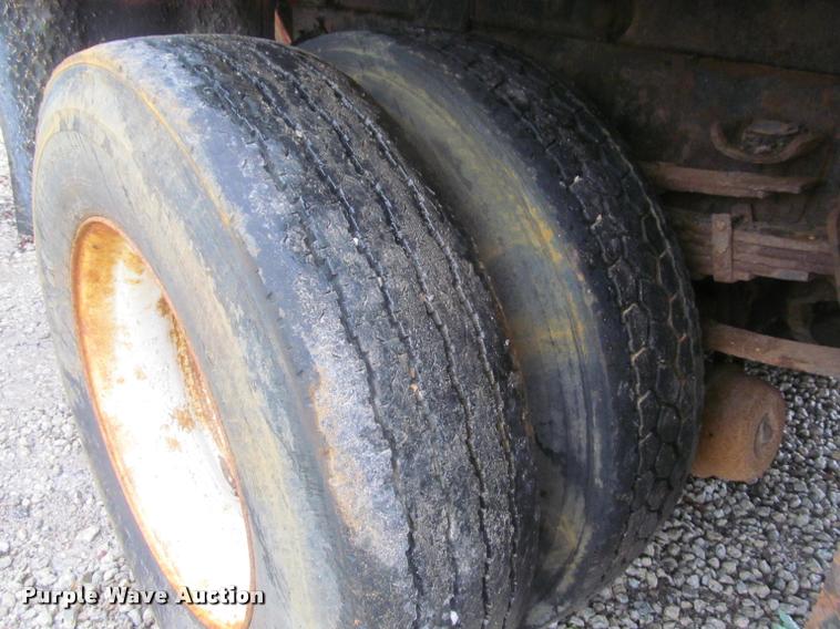 image for item DG9464 1993 International 4900 dump truck