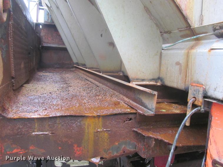 image for item DG9464 1993 International 4900 dump truck