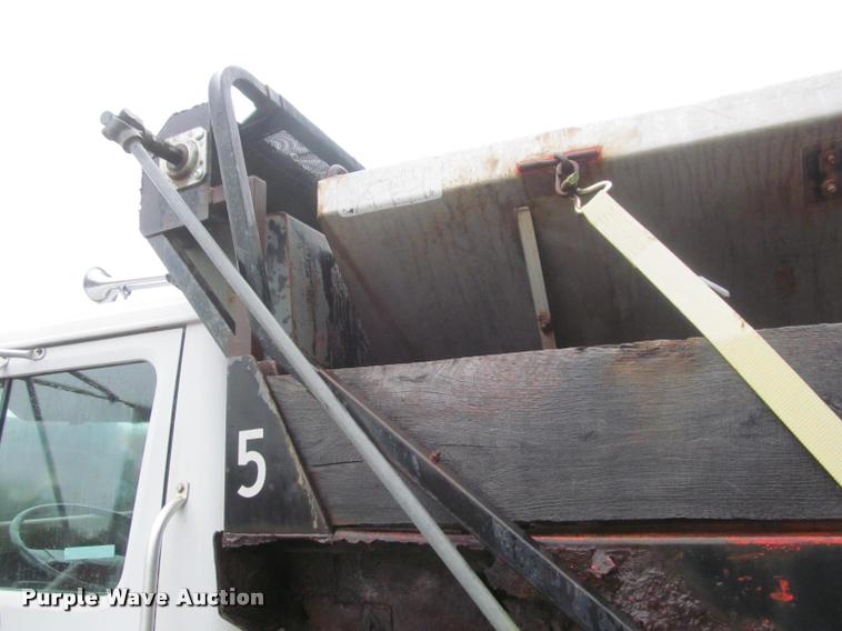 image for item DG9464 1993 International 4900 dump truck