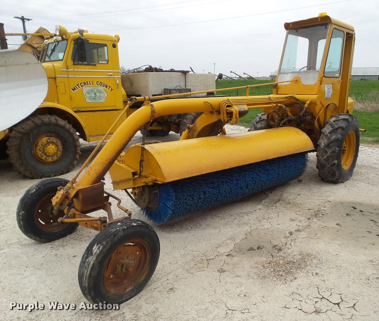 image for item DH9261 Lull SP-210FT Cyclone broom