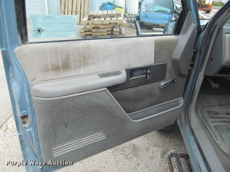 image for item J2562 1991 Chevrolet 3500 flatbed pickup truck