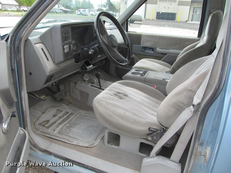 image for item J2562 1991 Chevrolet 3500 flatbed pickup truck