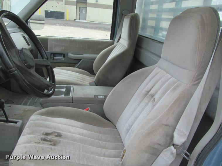 image for item J2562 1991 Chevrolet 3500 flatbed pickup truck