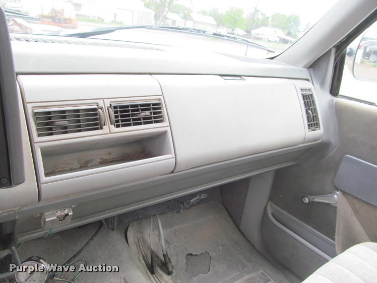 image for item J2562 1991 Chevrolet 3500 flatbed pickup truck