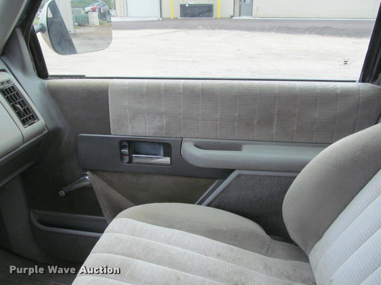 image for item J2562 1991 Chevrolet 3500 flatbed pickup truck