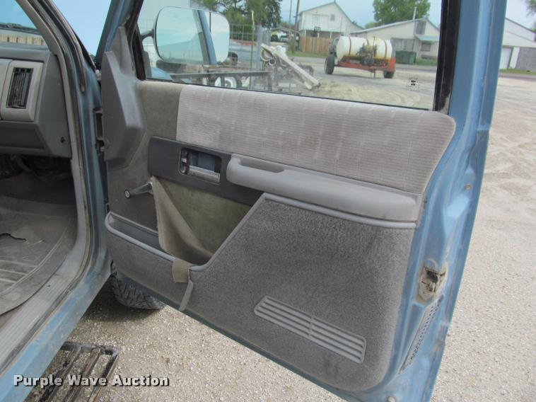 image for item J2562 1991 Chevrolet 3500 flatbed pickup truck