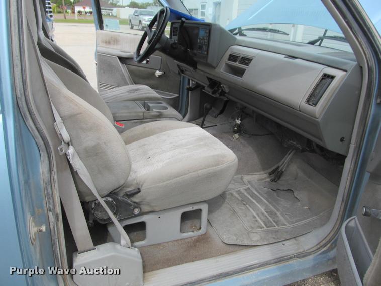 image for item J2562 1991 Chevrolet 3500 flatbed pickup truck