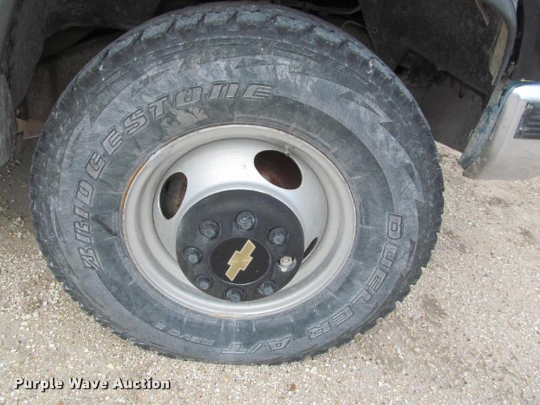 image for item J2562 1991 Chevrolet 3500 flatbed pickup truck