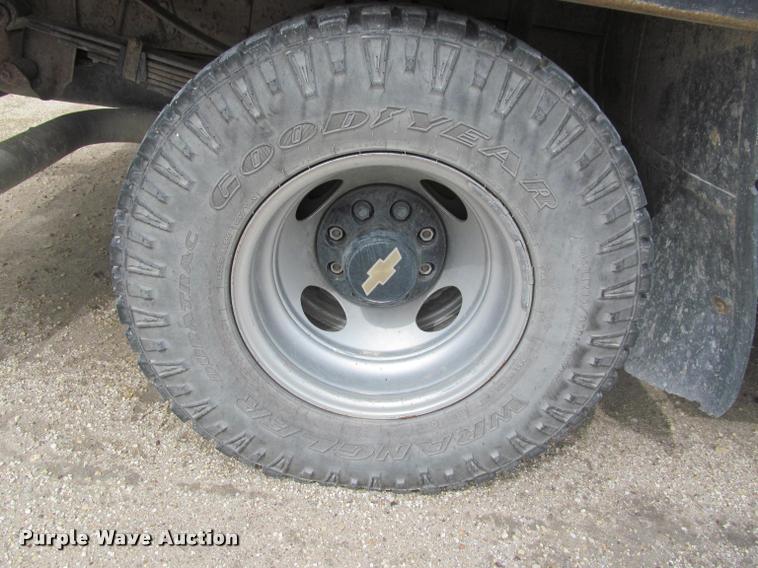 image for item J2562 1991 Chevrolet 3500 flatbed pickup truck