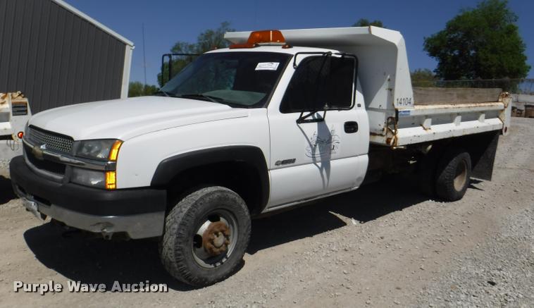 image for item K5997 2004 Chevrolet Silverado 3500 flatbed pickup truck