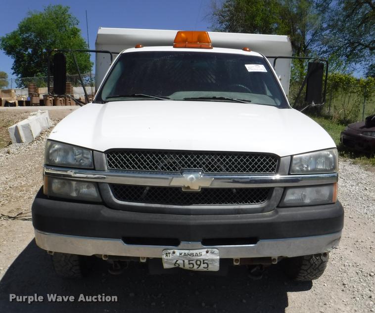 image for item K5997 2004 Chevrolet Silverado 3500 flatbed pickup truck